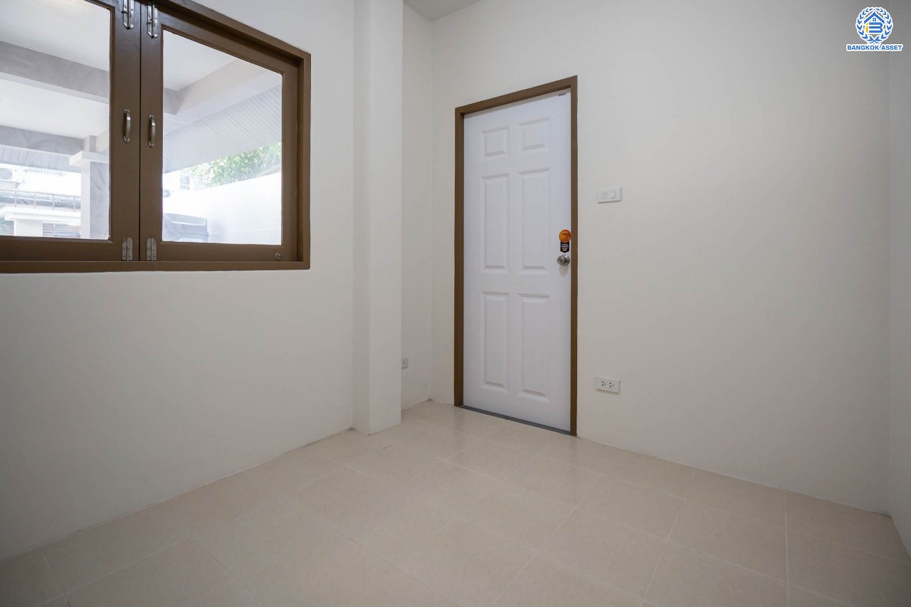 บ้านมือสองตกแต่งใหม่ ดีไซน์สวย โครงการ ซันไรซ์กรีน นวมินทร์ เนื้อที่ 75 ตร.ว. พื้นที่ใช้สอยมากถึง 338 ตร.ม. พร้อมฟังก์ชัน 4 ห้องนอน 4 ห้องน้ำ 1 ห้องแม่บ้าน จอดรถได้ 2 คัน รองรับทุกกิจกรรม บนทำเลเชื่อมต่อหลายเส้นทาง ใกล้รถไฟฟ้าสายสีชมพู "สถานีรามอินทรา" และจุดขึ้นทางด่วน "เอกมัย-รามอินทรา"